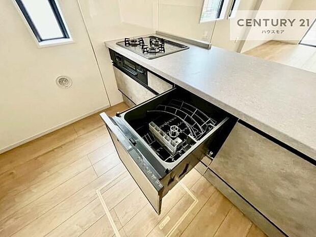 食洗機付き！忙しい時や冬場は手荒れ防止として大活躍します！ビルトイン仕様なので、場所も取らず調理スペースも広く使えて手際よく作業が出来ます！