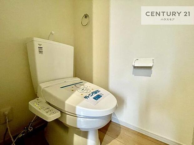 1・2階にトイレがございます！朝の忙しい時間帯も待たずにすみそうですね。白を基調とした清潔感のあるトイレでお手入れがしやすいです！