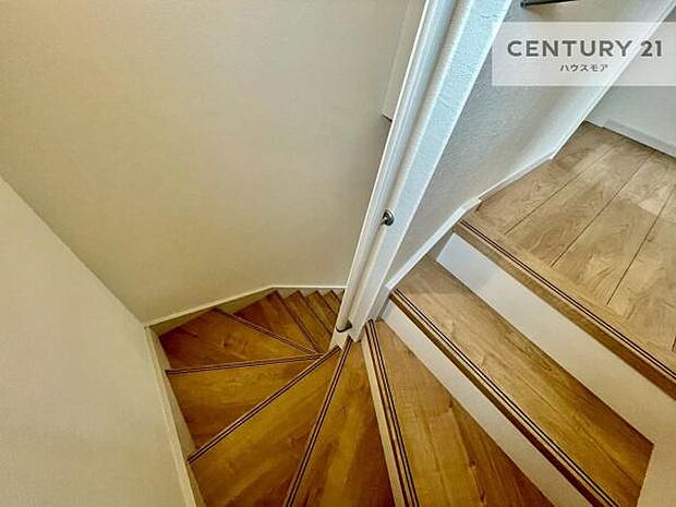 階段は明るく手摺りもついています。お子様やご年配の方も安心してご利用頂けますね。