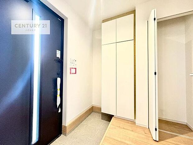 シューズボックス付きなので、玄関が片付きお掃除がしやすいです！スッキリした玄関で戸を開けた瞬間、清潔感のある心地いい空間が出迎えてくれます。