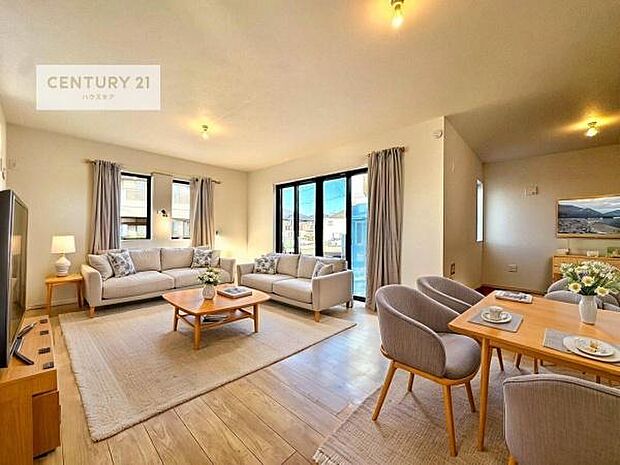 家具はCGパースです。優しい陽だまりがリビングを包んでくれて居心地の良い空間を演出してくれます！くつろぎの時間を過ごせます！