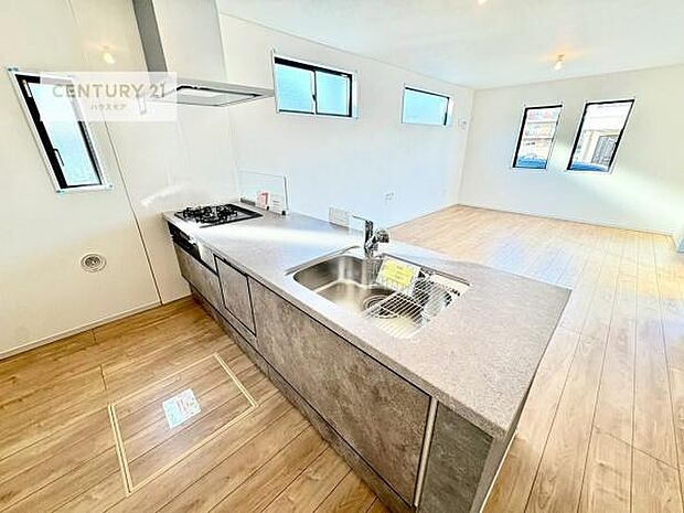 大人気の対面式システムキッチンを採用しています！ご家族のコミュニケーションが自然と増える設計です。お子様にも目が届くので嬉しいですね！広々使えて快適に作業が進みます。