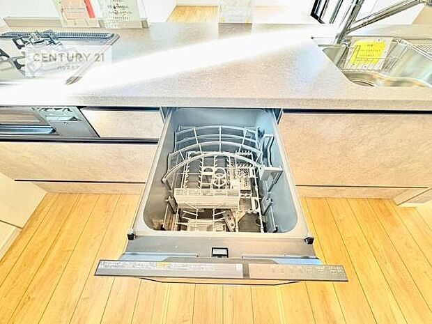 食洗機付きのキッチンです！忙しい時や手荒れ防止として大変活躍する便利な仕様です！ビルトインなのでキッチンの場所を取らず調理スペースを広く使うことが出来ます！