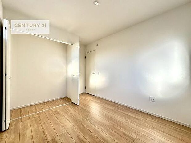 掃き出し窓がないお部屋は、お子様のお部屋としても安心です！収納スペースも充実しているので散らかったお部屋をサッと片付けられます！