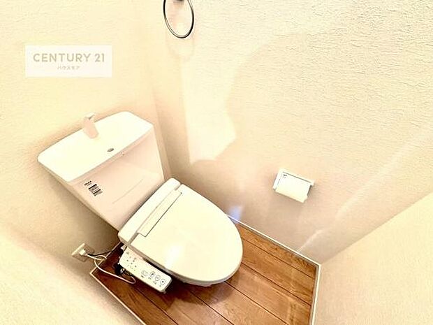 1・2階にトイレがございます！朝の忙しい時間帯も待たずにすみそうですね。白を基調とした清潔感のあるトイレでお手入れがしやすいです！