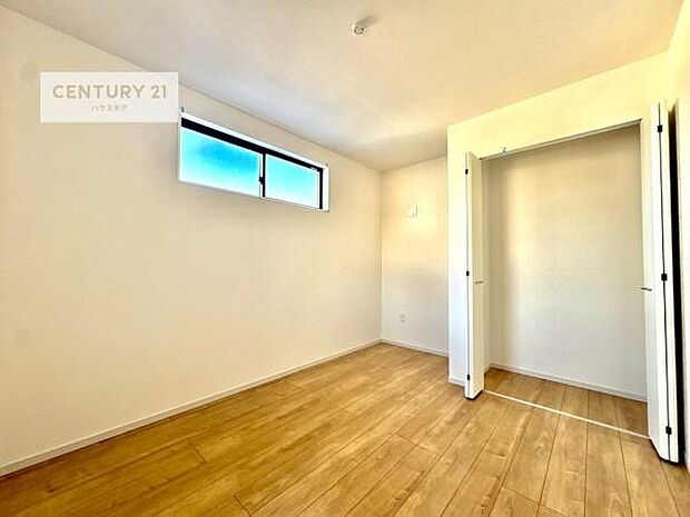 収納スペースがついています！居室をスッキリ整頓する事ができますね。家具を選ばないシンプルなデザインの為、家具を選ばずお気に入りの空間作りができそうですね。