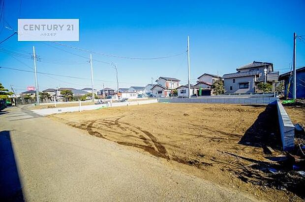 前面道路4ｍ！陽当り良好な立地です。車庫入れが苦手な方も安心ですね。