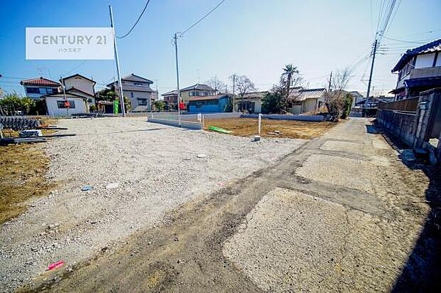 前面道路4ｍ！陽当り良好な立地です。車庫入れが苦手な方も安心ですね。