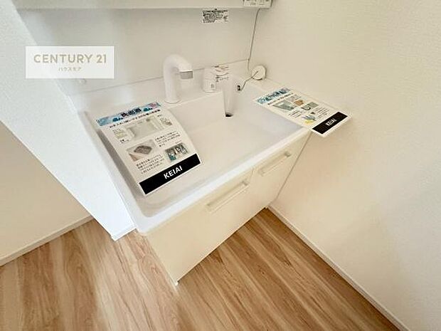 深い洗面台ボウルは、水が跳ねにくいのでお手入れが楽々！清潔感が保てます！キレイな洗面所で自分磨きのモチベーションが上がりますね！