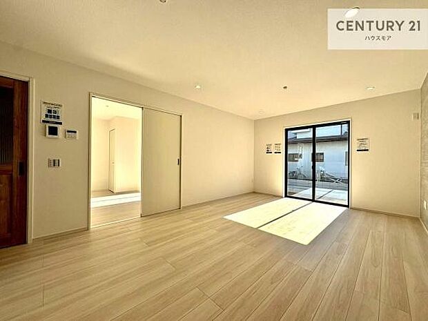 優しい陽だまりがリビングを包んでくれて居心地の良い空間を演出してくれます！くつろぎの時間を過ごせます！