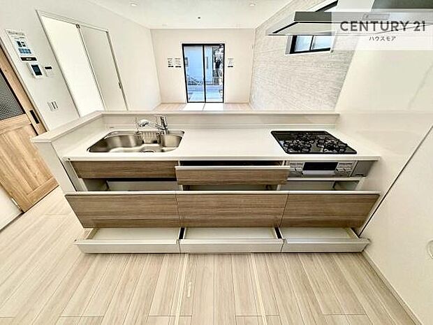 収納スペースが豊富で、調理スペースがスッキリと片付きひろ〜く活用できます！快適に作業ができます！毎日の料理が捗ります！