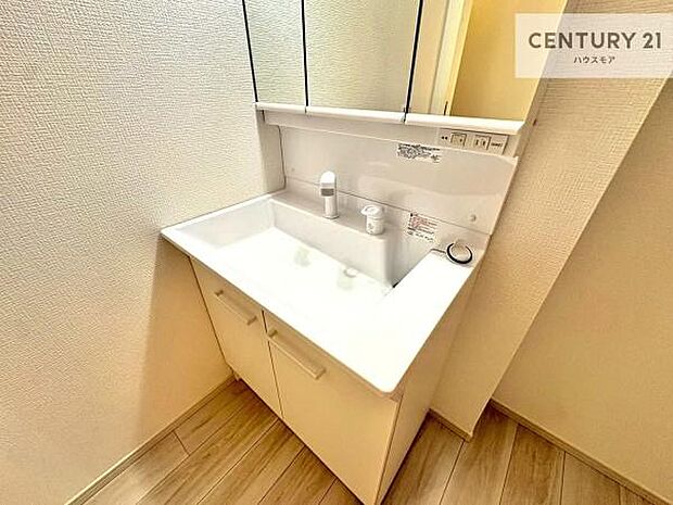 深い洗面台ボウルは、水が跳ねにくいのでお手入れが楽々！清潔感が保てます！キレイな洗面所で自分磨きのモチベーションが上がりますね！