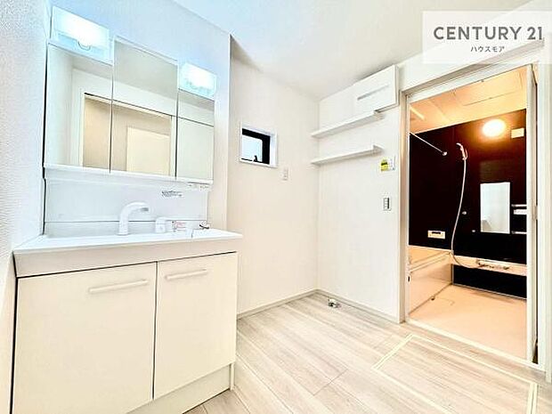 小窓付きの明るい洗面室です！湿気もすぐに入れ替えができて清潔に保つことができます！自然光が差し込むのでお化粧の仕上がりも良くなりますね！