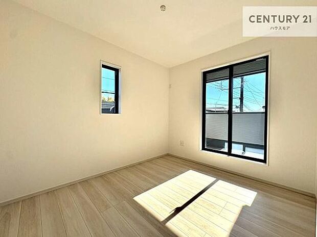 明るい室内は、風通しも良く、明るく大変居心地の良い空間となっております。リラックスして過ごせる心地の良いお部屋です！