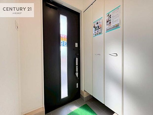 シューズボックス付きなので、玄関が片付きお掃除がしやすいです！スッキリした玄関で戸を開けた瞬間、清潔感のある心地いい空間が出迎えてくれます。