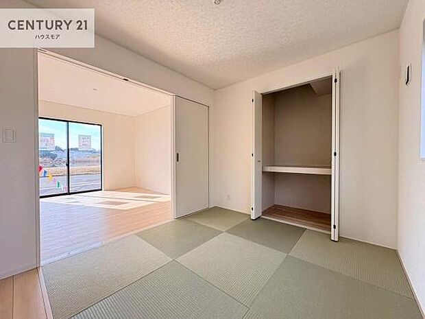 リビングと隣接した和室です！家事の休憩スペースやキッズスペースとして活用するのもよさそうですね！和室の使い方は無限大！