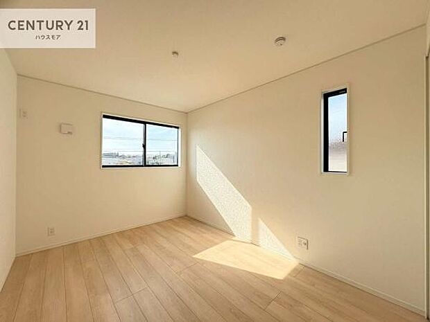 2面採光を確保した明るい室内は、風通しも良く、明るく大変居心地の良い空間となっております。リラックスして過ごせる心地の良いお部屋です！朝の目覚めがスッキリしますね！