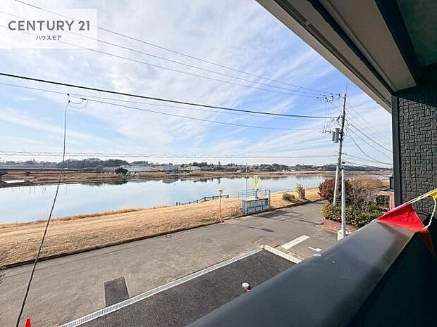 落ち着きある住宅街です！周囲には高い建物がなく、空が広く開放感があり、陽当たりを大きく遮られることもありません！気持ちの良い風が通り抜ける街並みです！
