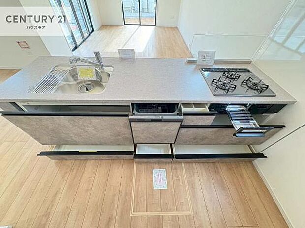 収納スペースが豊富で、調理スペースがスッキリと片付きひろ〜く活用できます！快適に作業ができます！毎日の料理が捗ります！