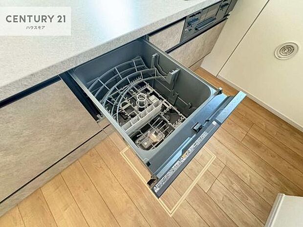 食洗機付きのキッチンです！忙しい時や手荒れ防止として大変活躍する便利な仕様です！ビルトインなのでキッチンの場所を取らず調理スペースを広く使うことが出来ます！