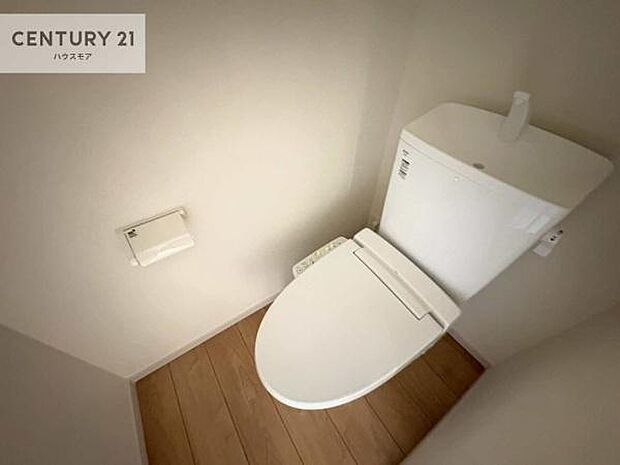 1・2階にトイレがございます！朝の忙しい時間帯も待たずにすみそうですね。白を基調とした清潔感のあるトイレでお手入れがしやすいです！