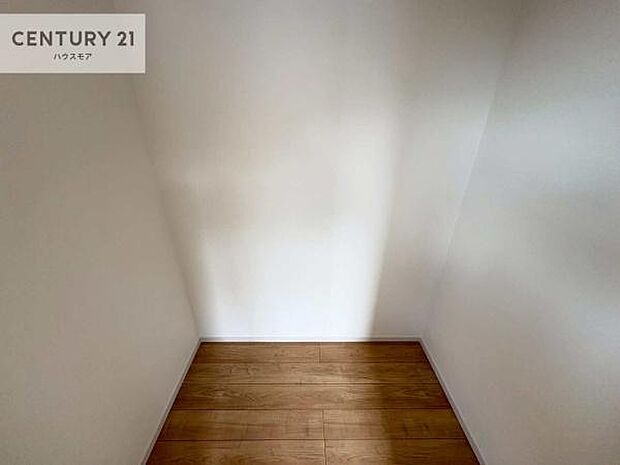 ウォークインクローゼット付きです。たくさんのお洋服などを収納しておけそうですね！他にも扇風機や加湿器など季節物の大きな家電も収納できます！