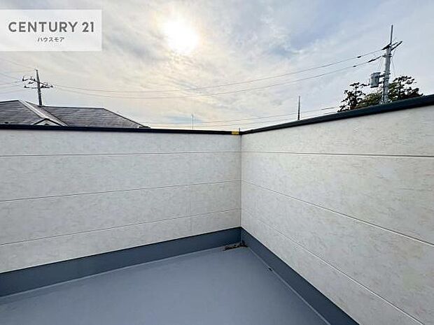 広々としたバルコニーで一日の始まりをスタート！お洗濯ものをたっぷり気持ちよく干せます！