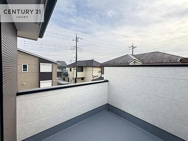 落ち着きある住宅街です！周囲には高い建物がなく、空が広く開放感があり、陽当たりを大きく遮られることもありません！気持ちの良い風が通り抜ける街並みです！