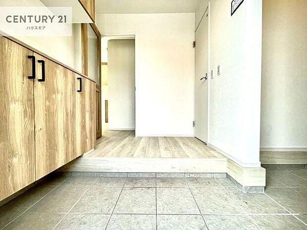 疲れて帰ってきても、ただいま！を言いたくなる、優しく迎え入れてくれる空間になっています。明るく温もり溢れる玄関です！