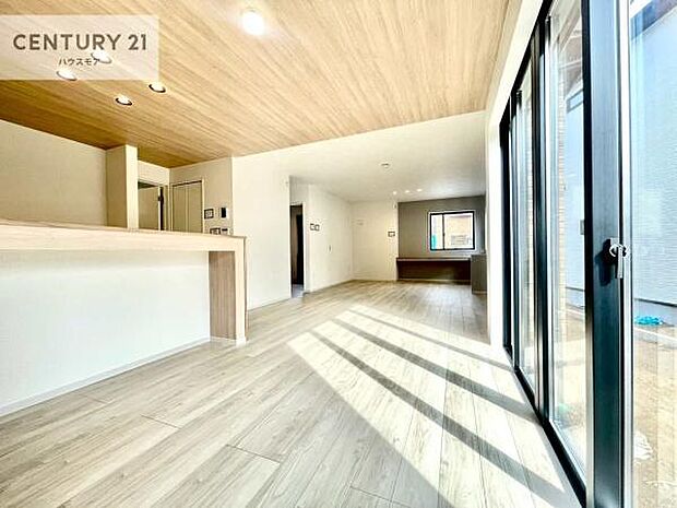 広々ダイニングスペース！ゆったりお食事。笑い声響く楽しい時間が過ごせます。日々の疲れも癒されます！