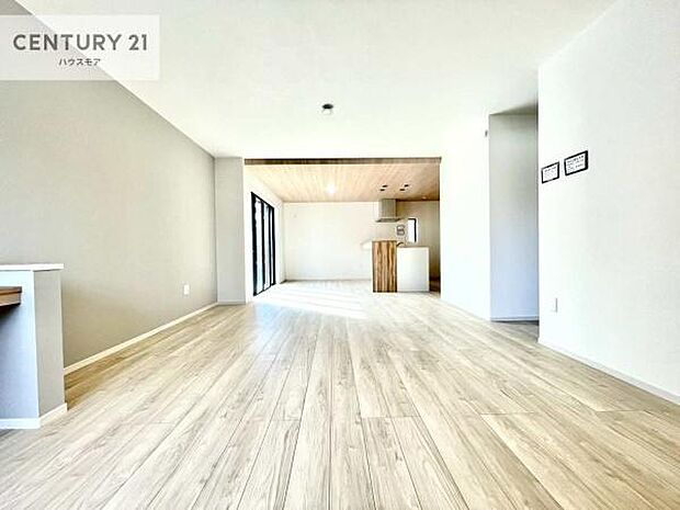 開放感のある広々LDK！ソファーやダイニングテーブルを置いても窮屈にならないので快適に過ごせます！コミュニケーションが取りやすいリビングです！