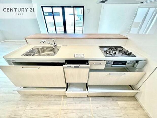 収納スペースが豊富で、調理スペースがスッキリと片付きひろ〜く活用できます！快適に作業ができます！毎日の料理が捗ります！