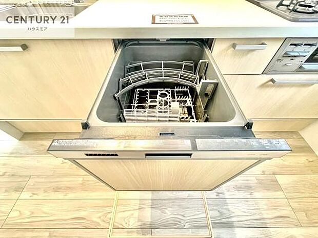 食洗機付きのキッチンです！忙しい時や手荒れ防止として大変活躍する便利な仕様です！ビルトインなのでキッチンの場所を取らず調理スペースを広く使うことが出来ます！