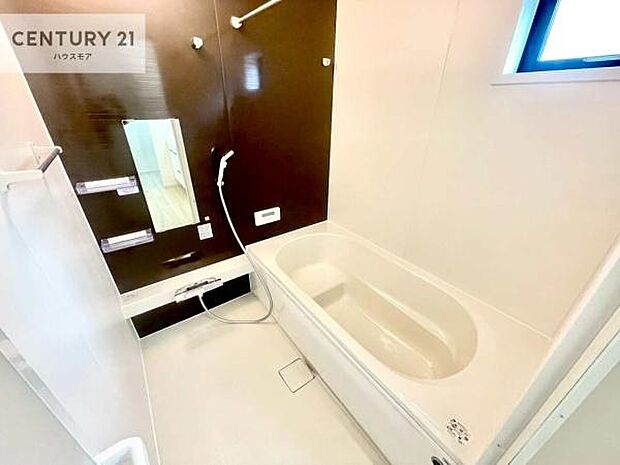 落ち着きある大人の雰囲気のバスルームは、味が出ていてバスタイムが充実！お仕事頑張っているご褒美にお好みの匂いの入浴剤を入れて、楽しんでみてはいかがでしょうか？
