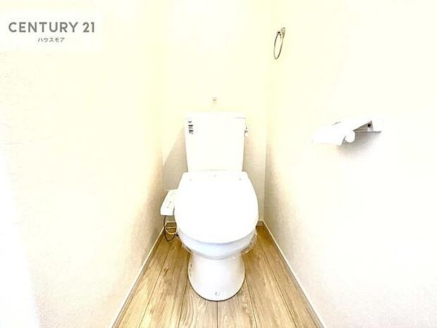 1・2階にトイレがございます！朝の忙しい時間帯も待たずにすみそうですね。白を基調とした清潔感のあるトイレでお手入れがしやすいです！