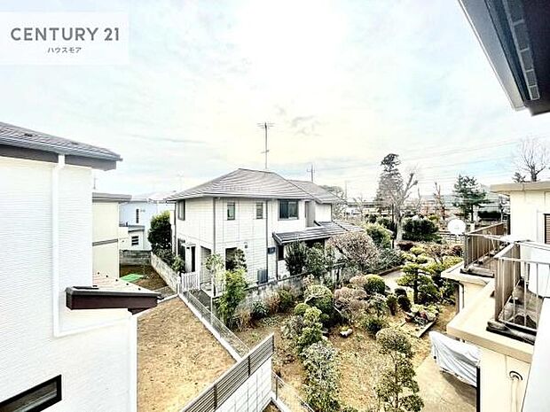 晴れた日には青い空を見渡せる開放的な時間を楽しめます。気持ちの良い風が通り抜ける街並みです！