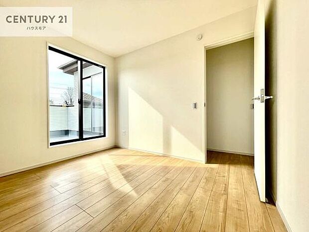 明るい室内は、風通しも良く、明るく大変居心地の良い空間となっております。リラックスして過ごせる心地の良いお部屋です！