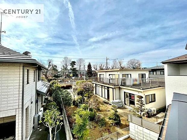 晴れた日には青い空を見渡せる開放的な時間を楽しめます。気持ちの良い風が通り抜ける街並みです！