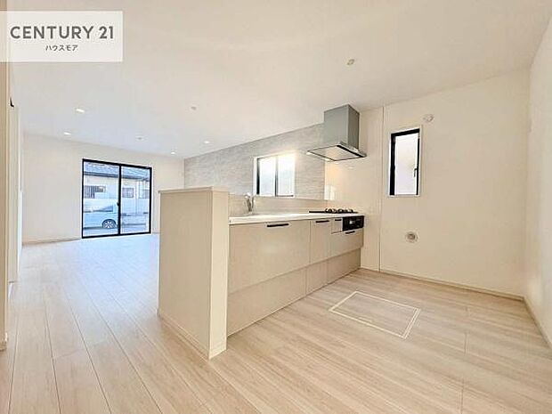 大人気の対面式システムキッチンを採用しています！ご家族のコミュニケーションが自然と増える設計です。お子様にも目が届くので嬉しいですね！広々使えて快適に作業が進みます。