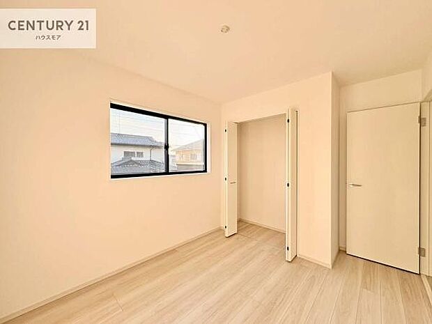掃き出し窓がないお部屋は、お子様のお部屋としても安心です！収納スペースも充実しているので散らかったお部屋をサッと片付けられます！