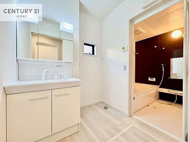 小窓付きの明るい洗面室です！湿気もすぐに入れ替えができて清潔に保つことができます！自然光が差し込むのでお化粧の仕上がりも良くなりますね！