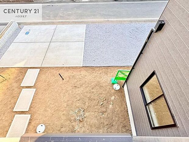 駐車スペースは2台分あります！セカンドカーはもちろん、バイクや自転車なども置き場所に困りません。