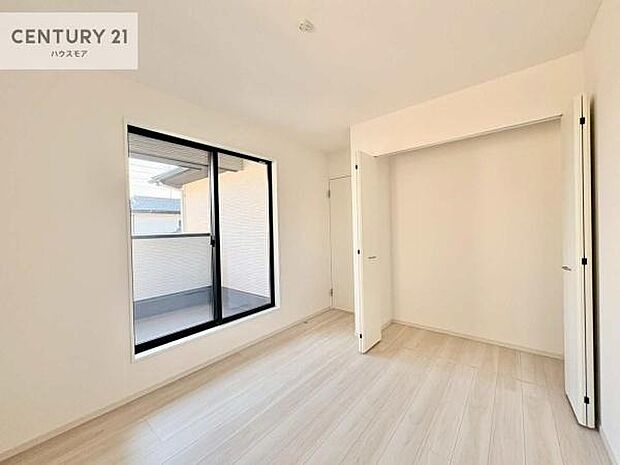 収納スペースがついています！居室をスッキリ整頓する事ができますね。家具を選ばないシンプルなデザインの為、家具を選ばずお気に入りの空間作りができそうですね。