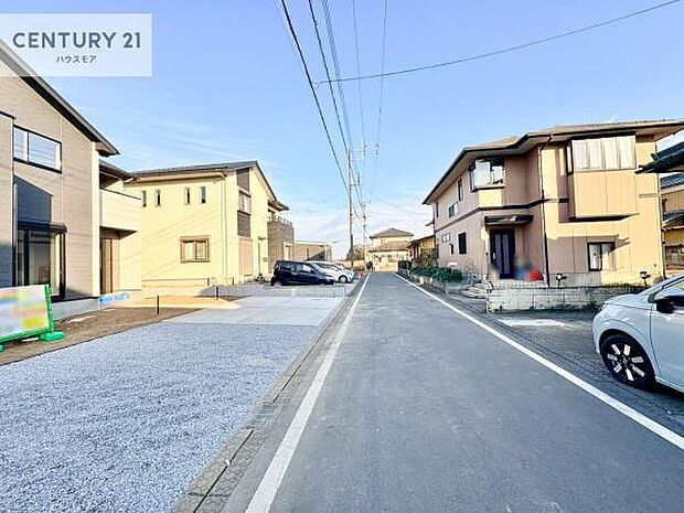 前面道路は4.5ｍ！陽当り良好な立地です。車庫入れが苦手な方も安心ですね。