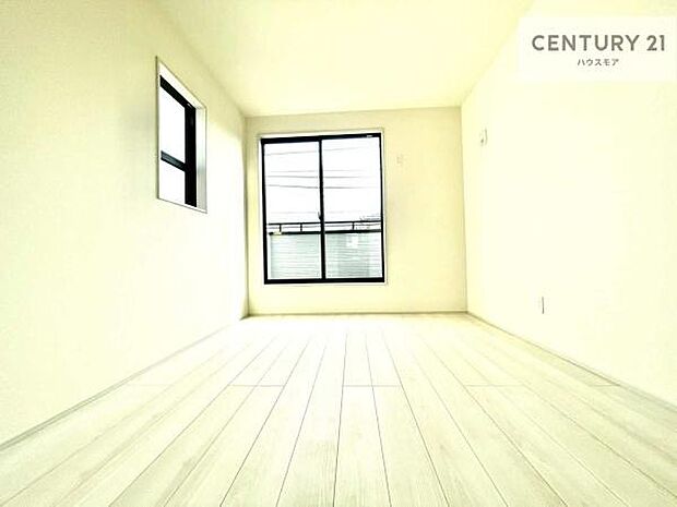 バルコニーに面している洋室です。明るく温もりがあり、換気もしっかりできます！朝起きて、外に出て背伸びをしつつ深呼吸をし良い朝を迎え入れることができます。