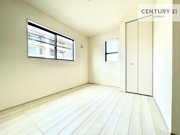 掃き出し窓がないお部屋は、お子様のお部屋としても安心です！収納スペースも充実しているので散らかったお部屋をサッと片付けられます！