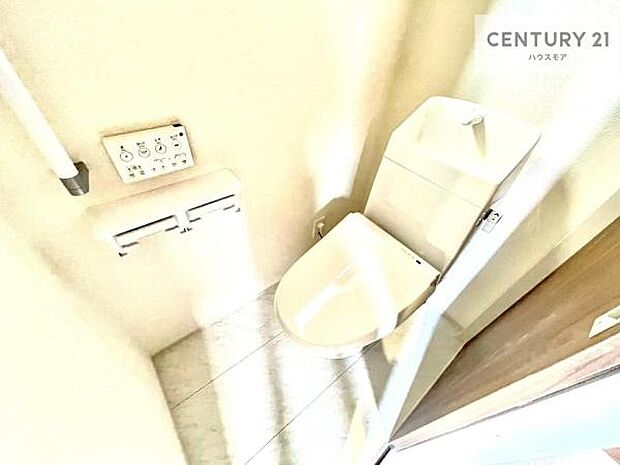 1・2階にトイレがございます！朝の忙しい時間帯も待たずにすみそうですね。白を基調とした清潔感のあるトイレでお手入れがしやすいです！