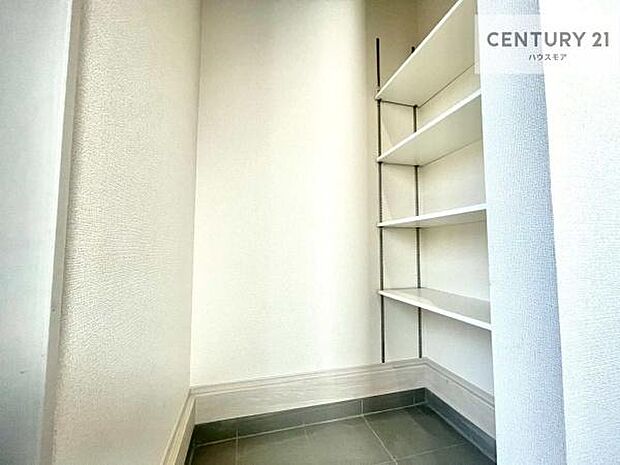 シューズインクローク付きです！シューズだけでなくベビーカーや折り畳み自転車、アウトドア用品もスッキリと片付けられます！