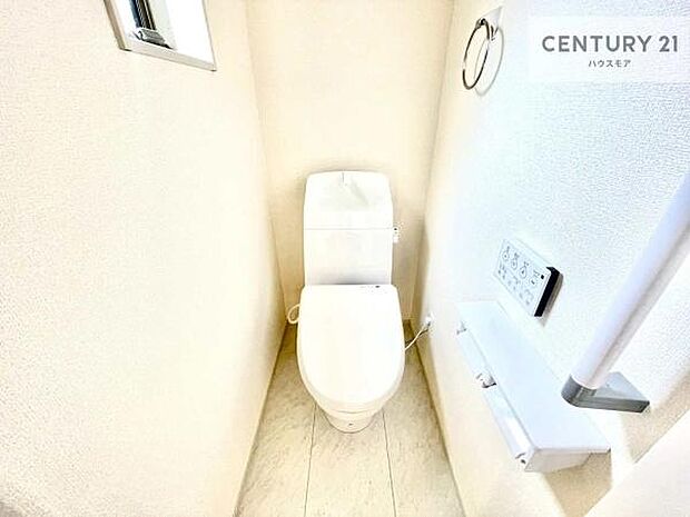 1・2階にトイレがございます！朝の忙しい時間帯も待たずにすみそうですね。白を基調とした清潔感のあるトイレでお手入れがしやすいです！