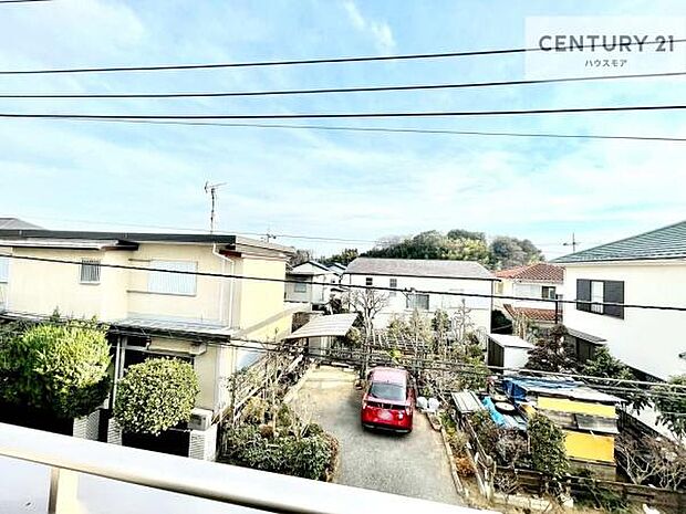 晴れた日には青い空を見渡せる開放的な時間を楽しめます。気持ちの良い風が通り抜ける街並みです！